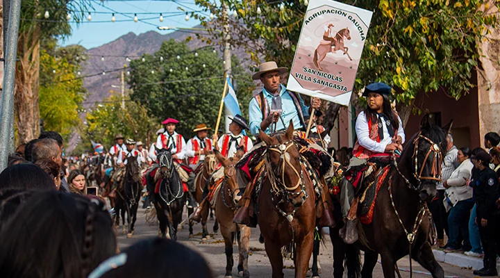 Agrupaciones gauchas desfilando por el aniversario de Sanagasta